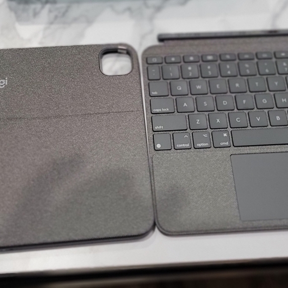 Logitech Combo Touch Keyboard Case for 11 inch iPad Pro 1st 2nd 3rd 4th Gen - Picture 8 of 8